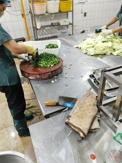 八中食堂招熟手服務(wù)員阿姨